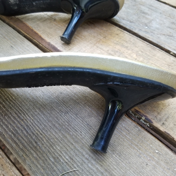 Size 9.5 High Heel Shoes Slides Sandals Buckle Kenneth Cole Reaction Black Gold - Picture 5 of 9